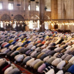 Assista uma oração numa mesquita