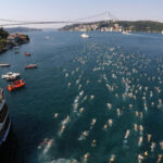 Nadadores cruzam da Ásia para a Europa pelas águas geladas do Bósforo